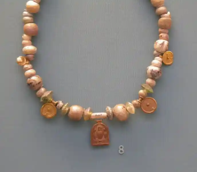 Glass necklace with gold pendants